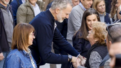 Los reyes Felipe y Letizia, y la alcaldesa de Chiva Amparo Fort (i), durante su visita a la localidad valenciana de Chiva este martes. EFE/