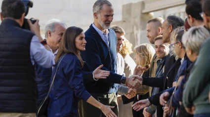 Los reyes Felipe y Letizia, acompañados del alcalde de Utiel