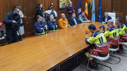 El presidente de la Diputación de Ourense, Luis Menor, recibe a los bomberos en el Pazo Provincial