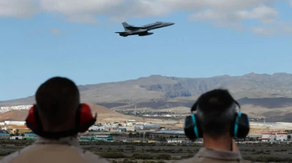 Un F18 despega en la Base Aérea de Gando (Gran Canaria)