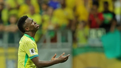 Vinicius se lamenta durante el partido entre Brasil y Uruguay.