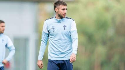 Óscar Mingueza, en el entrenamiento de esta mañana tras regresar a Vigo