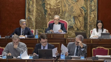 Salvador Fuentes (centro) interviene en el Pleno, entre Andrés Lorite y Marta Siles.