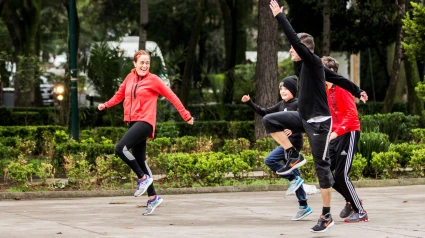 Una familia haciendo ejercicio al aire libre