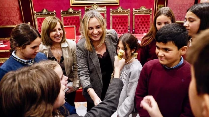 Pleno infantil con motivo del Día Mundial de la Infancia, con la alcaldesa de Granada, Marifrán Carazo, y, a su derecha, la edil de Política Social, Amparo Arrabal