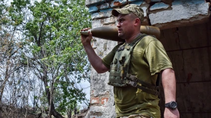 (Foto de ARCHIVO)
June 8, 2024, Orikhiv, Zaporizhzhia, Ukraine: A Ukrainian soldier of 65th Separate Mechanized brigade carry a shell for a self-propelled artillery system at the front line in Zaporizhzhia region. Western-provided artillery ammunition has reportedly started arriving to Ukrainian forces on the frontline, although not at a scale that would allow Ukrainian troops to challenge the Russian military's current artillery shell advantage fully.

Europa Press/Contacto/Andriy Andriyenko
08/6/2024