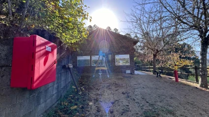 Uno de los armarios con mangueras contra incendios en un pueblo de O Barco