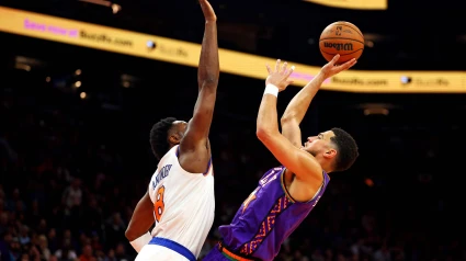 Devin Booker tirando a canasta