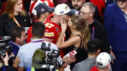 Travis Kelce besa a su novia Taylor Swift después de ganar la pasada Super Bowl.