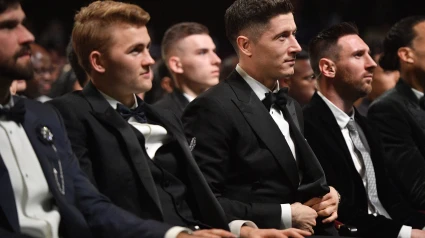 Lewandowski sentado junto a Messi en una gala del Balón de Oro.