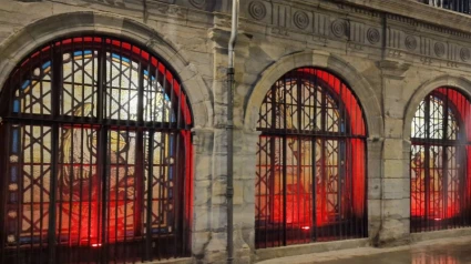 La capilla de San Fermín y la iglesia de San Miguel se iluminan de rojo en apoyo a cristianos perseguidos en el mundo