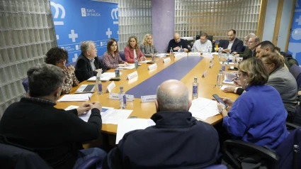 La reunión entre representantes del Gobierno autonómico y ayuntamientos se celebró en la plaza de España