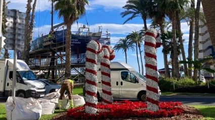 Adornos navideños en la Puerta del Mar y Marvá