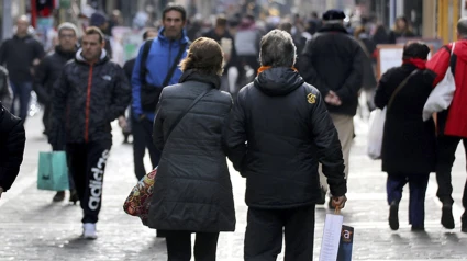 Gente en una calle comercial de Pamplona