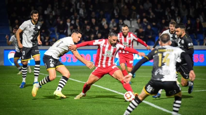 Kike Márquez, del Zamora CF, controla el balón ante Unionistas