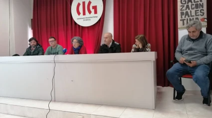 Rueda de presa con los delegados de los funcionarios en el local de la CIG en Ferrol