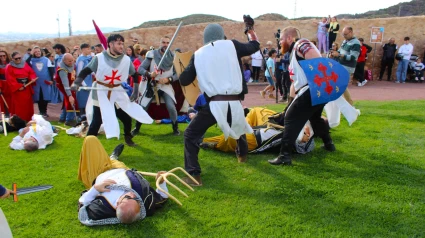 Momento de la refriega entre cristianos y musulmanes en la recreación histórica en el castillo