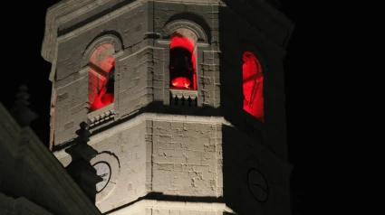 La Torre de la Catedral iluminada de rojo como imagen de la REDWEEK en la capital