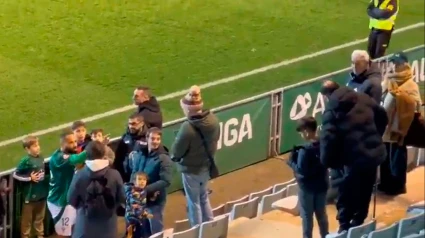 El jugador del Racing de Ferrol se encara con un aficionado