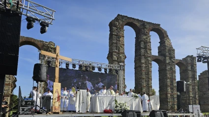 La celebración,  a los pies del acueducto de los Milagros