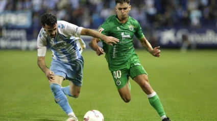 Mario García pelea por la posesión del balón