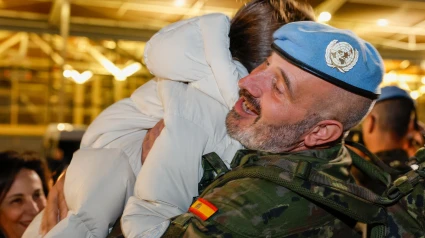 Momento del reencuentro de uno de los componentes de la brigada con su familia.