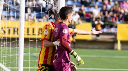 Un jugador del Sant Andreu junto a Pablo Picón, portero del Peña Deportiva, que recibió escupitajos.