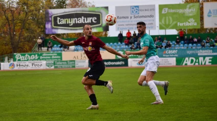 Joel Rodríguez en una acción del partido ante el Villanovense