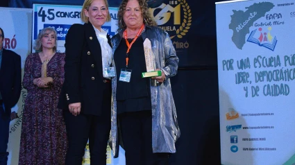 MªTeresa Alfonso Saz,directora de COPE Alicante recoge el Premio Lápiz