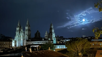 Imagen nocturna de la Catedral de Santiago desde La Alameda