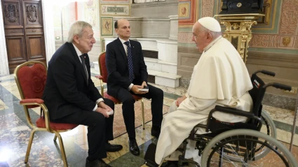 Ciudad el Vaticano, 25 nov (EFE).- El papa Francisco conversa con el embajador de Argentina ante la Santa Sede, Pablo Beltramino (c) y el canciller chileno, Alberto van Klaveren (i) antes de presidir este lunes una ceremonia por el 40 aniversario del Tratado de Paz y Amistad entre Argentina y Chile por la disputa del canal de Beagle, donde deseoó que el Tratado, que puso fin, gracias a la mediación vaticana, a un conflicto territorial hace 40 años, sea "un modelo a imitar" ante los actuales conflictos. EFE/Dicasterio para la Comunicación del Vaticano -SOLO USO EDITORIAL/SOLO DISPONIBLE PARA ILUSTRAR LA NOTICIA QUE ACOMPAÑA (CRÉDITO OBLIGATORIO)-