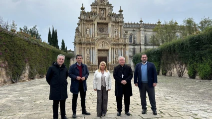 La diputada Mamen Sánchez junto a monseñor José Rico y miembros del Obispado integrados en la gestión de la Cartuja de Jerez