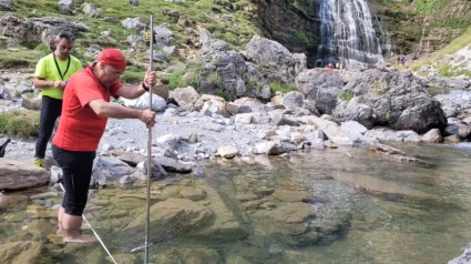 Investigadores del CSIC midiendo el caudal del río Arazas