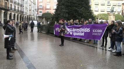 Minuto de silencio en el ayuntamiento de Burgos en contra de la violencia de género en el que participaron la vicesecretaria general del PP, Cuca Gamarra, y el vicesecretario de Coordinación Autonómica y Local del PP, Elías Bendodo