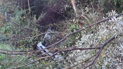 El vehículo quedó con las cuatro ruedas en el aire