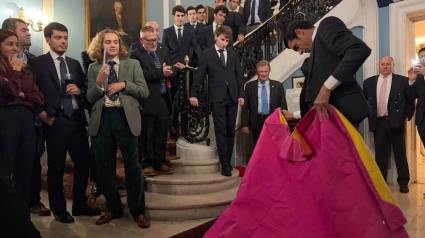 Emilio de Justo, toreando de salón junto a los miembros del Club Taurino de Londres.