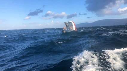 El buque con la proa tan solo emergiendo del agua