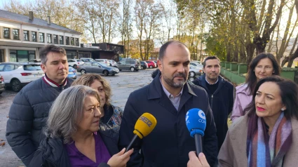 Bernardo Fernández y otros representantes del PSOE en la estación del ferrocarril de Ferrol