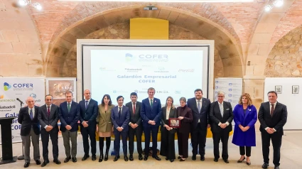 Foto de grupo al finalizar el acto de entrega del galardón