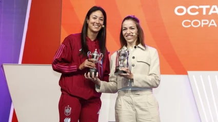 La RFEF entrega a Esther Romero los trofeos de la Copa de la Reina perdidos en la DANA en Valencia