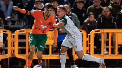 David Greciano pelea una posesión con Ismael Santana durante el Parla Escuelas-Valencia, de Copa del Rey