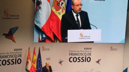 Luis Jaramillo recoge en Valladolid el Premio de Periodismo Francisco de Cossío a la trayectoria profesional: "Aunque la vocación exija mucho, tenemos que ser capaces de conciliar y dar tiempo a los queremos"