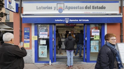 Administración situada en la calle Marqués de Casa Quijano celebra que ha vendido parte del número 5490 correspondiente al 'Gordo' del Sorteo Extraordinario de la Lotería de Navidad, a 22 de diciembre de 2022, en  Moreda de Aller, Asturias