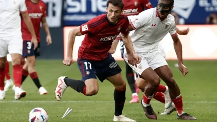 El defensa francés del Sevilla Loïc Badé disputa un balón con el delantero croata del Osasuna Ante Budimir