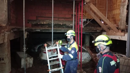 Personal del servicio de Emergencias de Lorca apuntala un edificio en Massanassa esta semana