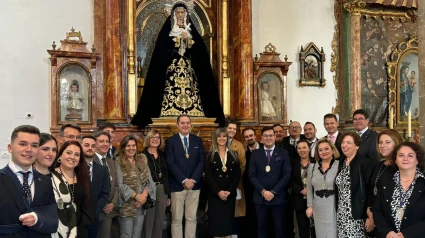 Hermanos de las cofradías de la Soledad de San Jerónimo y los Dolores de Pinos Puente en el altar de los Dolores en su Soledad