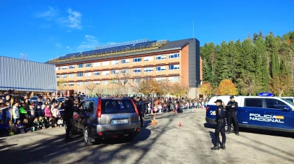 Policía Nacional en el colegio Escuelas Pías de Jaca