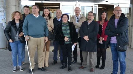 Representantes del PSdG a las puertas del Arquitecto Marcide