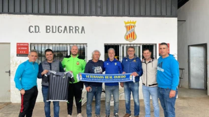 Oli, con los veteranos del Oviedo en Bugarra