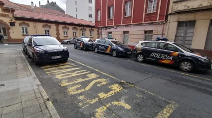 Varios vehículos policiales en la zona de la comisaría de Ferrol-Narón